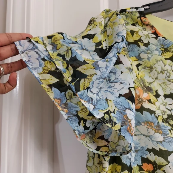 NWT Vince Camuto Blooming Floral Flutter Sleeve Blouse with Ruffled Details - Picture 4 of 14